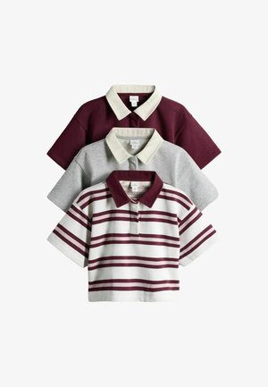 Drei kurzärmelige Poloshirts gestapelt: einfarbig dunkelrot, einfarbig grau und weiß mit horizontalen dunkelroten Streifen, jeweils mit einem kontrastierenden hellen Kragen.