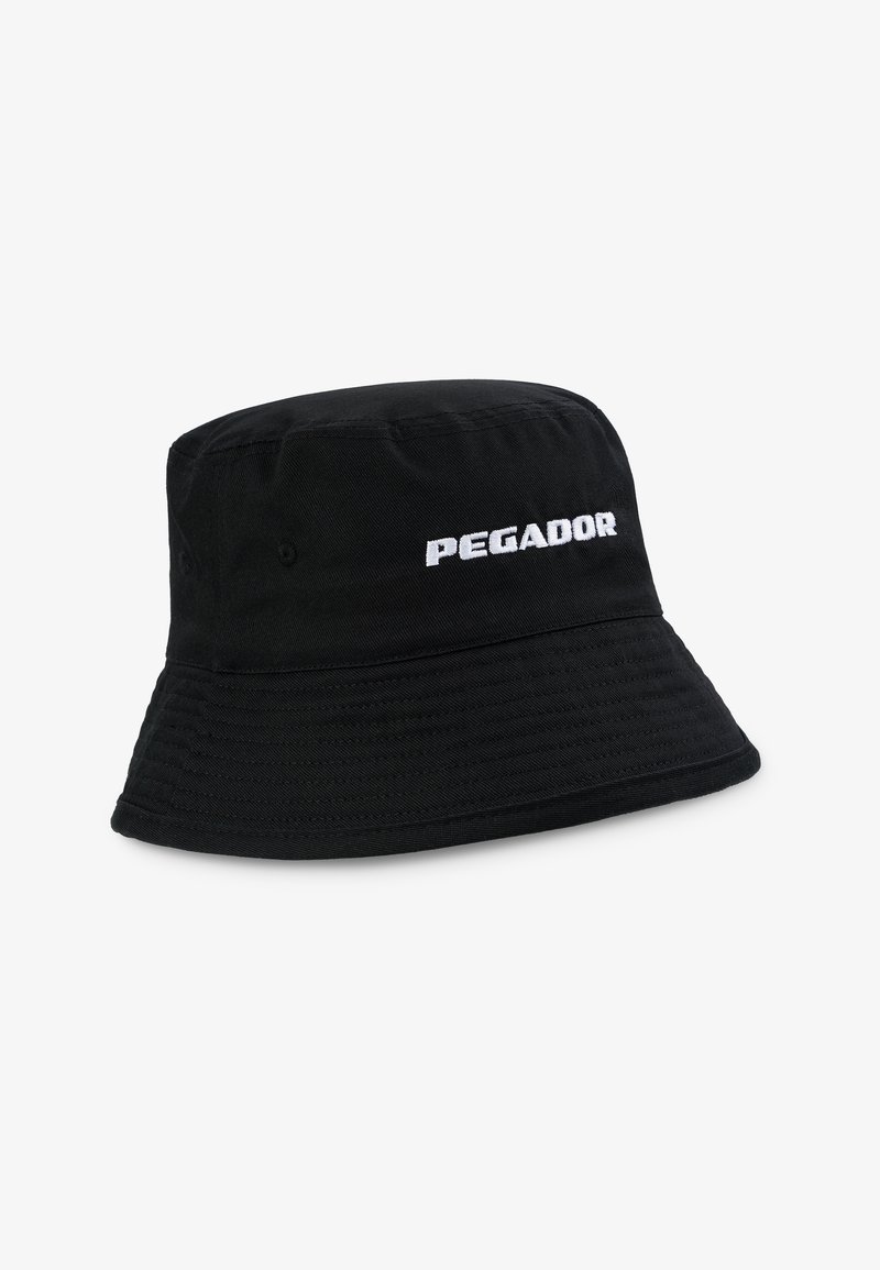 Černý klobouk s kšiltem s vyšitým nápisem "PEGADOR" na přední straně, se šitými detaily podél okraje.