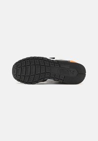 Puma ST RUNNER V3 UNISEX - Matalavartiset tennarit - black/white/rickie orange