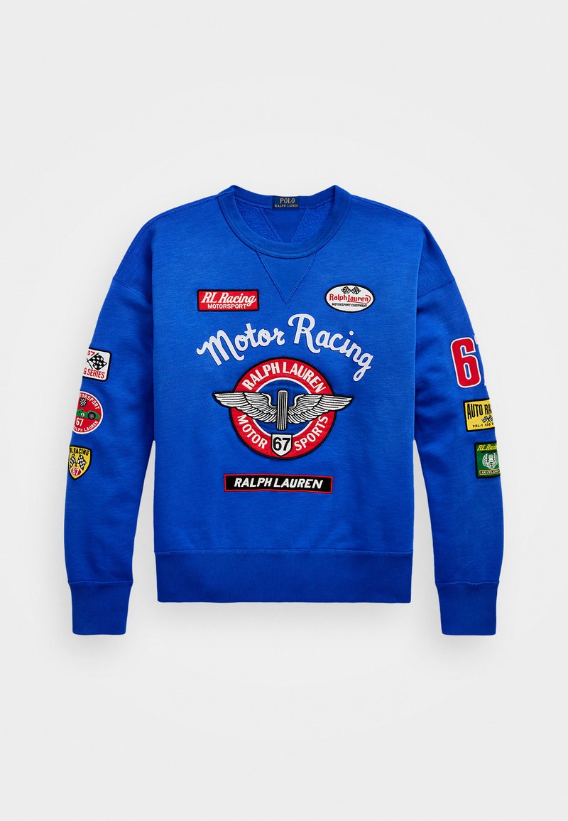 Kék pulóver különböző hímzett foltokkal, köztük a "Motor Racing" és a "Ralph Lauren" felirattal, bordás nyakkal és mandzsettákkal.