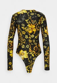 Body a maniche lunghe nero con motivi floreali e scroll gialli, dotato di gambe alte e chiusura con zip sul retro. Tessuto dalla trama liscia.