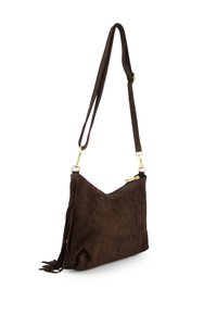 Braune Wildleder-Umhängetasche mit Reißverschluss, versehen mit einem V-förmigen Design und dekorativen Fransen-Akzenten. Verstellbarer Riemen mit goldfarbenen Beschlägen.