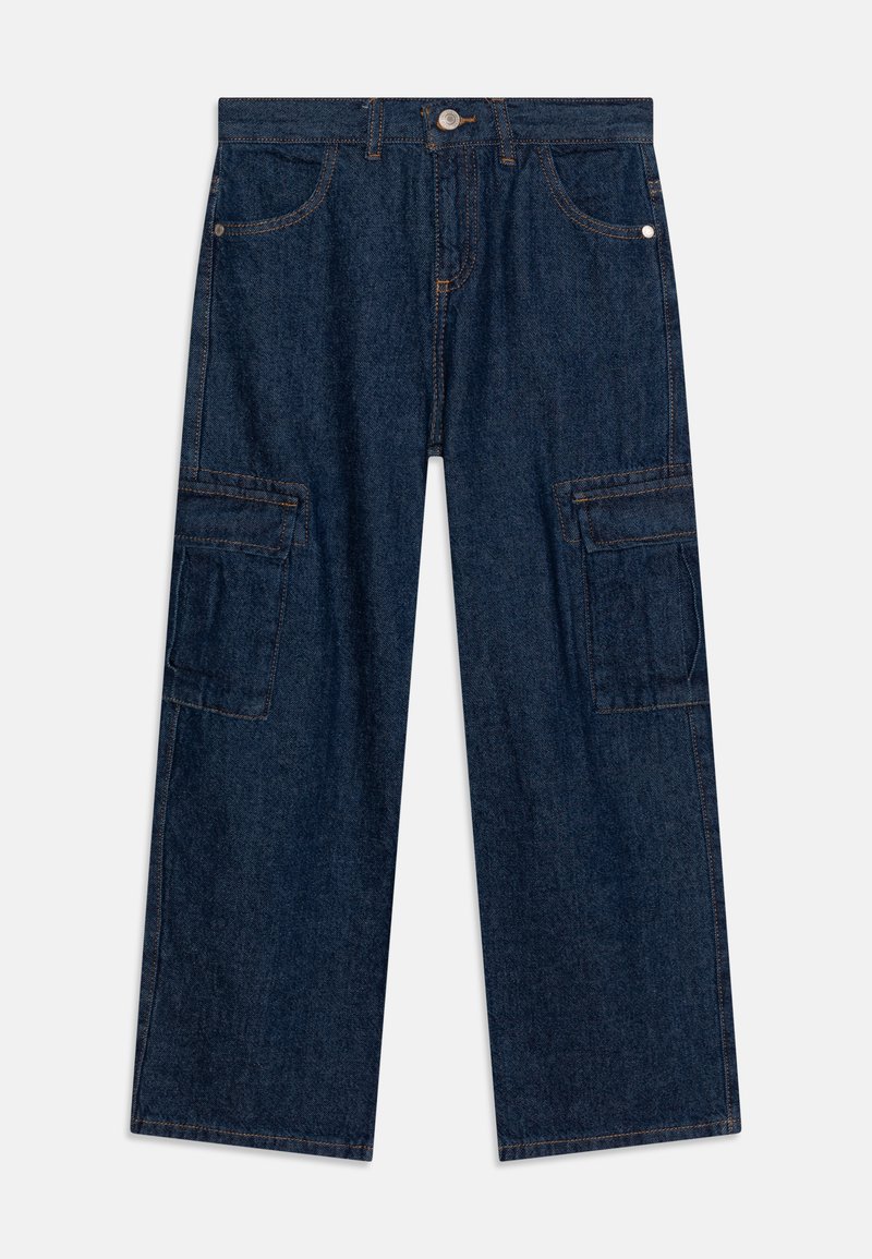 Calças cargo de denim azul-escuro com pernas largas, dois bolsos laterais e detalhe de costura em contraste. Apresenta um fecho de botão e passantes para cinto.