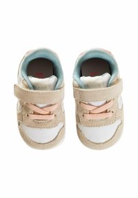Sneakers bianchi con accenti in suede beige, lacci rosa pallido e bordi blu; dotati di cinturino in velcro per una facile calzata.