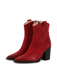 Bottines en daim rouge avec un bout pointu, des coutures décoratives, un talon bloc et une fermeture éclair à l'arrière. Doublure intérieure lisse.