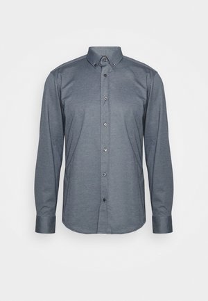 Herrenhemd in Grau, langärmlig mit Knopfleiste, Button-Down-Kragen und mit Knöpfen versehenen Ärmelabschlüssen, vor einfachem Hintergrund präsentiert.