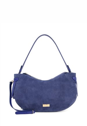 Wildleder-Umhängetasche in tiefem Blau mit geschwungener Form, goldener Markenprägung, einem Schulterriemen und Reißverschluss. Glatte Textur ohne Muster.