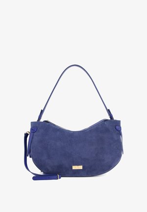 Wildleder-Umhängetasche in tiefem Blau mit geschwungener Form, goldener Markenprägung, einem Schulterriemen und Reißverschluss. Glatte Textur ohne Muster.