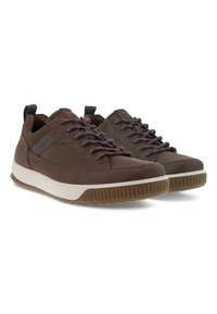 Scarpe sportive marroni con pelle testurizzata e pannelli in rete, dotate di lacci blu, suola ammortizzata e un'inter suola bianca a contrasto.