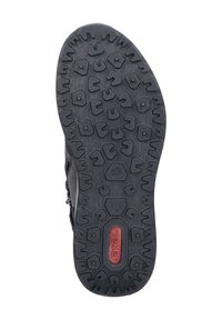 Czarna, strukturalna podeszwa buta z heksagonalnym wzorem, z centralnym czerwonym logo. Materiał wydaje się być trwały, z głębokim bieżnikiem zapewniającym przyczepność.