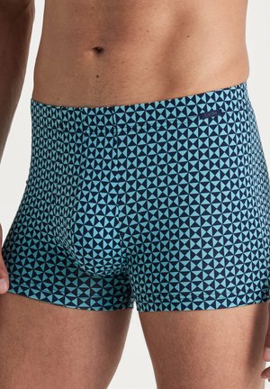 Herrenboxershorts mit einem geometrischen Muster in Blau und Marine, aus weichem Stoff gefertigt. Sie verfügen über eine enge Passform und einen elastischen Bund.