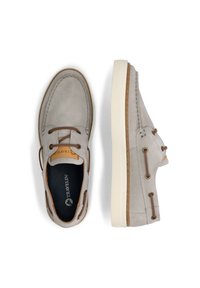 Zapatos de ante gris con detalles de cuero marrón, forma redondeada y suela de goma blanca. Presentan secciones perforadas y diseño con cordones.