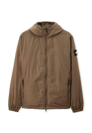 Giacca leggera marrone con cappuccio, chiusura con zip, polsini elastici e una piccola etichetta nera sulla manica sinistra. Texture liscia, design minimale.