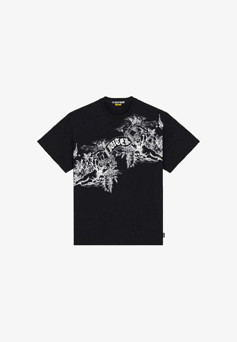 T-shirt nera a maniche corte con grafica bianca di fiori, teschi e la parola "IUTER" sul petto in carattere stilizzato.