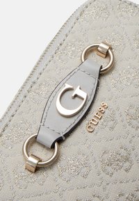 Guess IZZY CAMERA BAG - Borsa a tracolla - dove