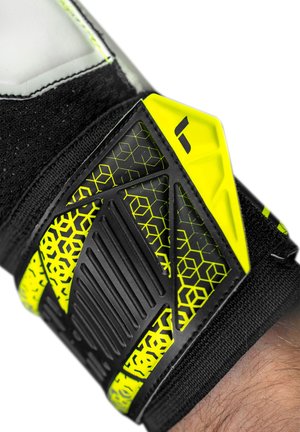 Soporte de muñeca negro y amarillo neón con un patrón geométrico texturizado, material flexible y correa ajustable para un ajuste seguro.