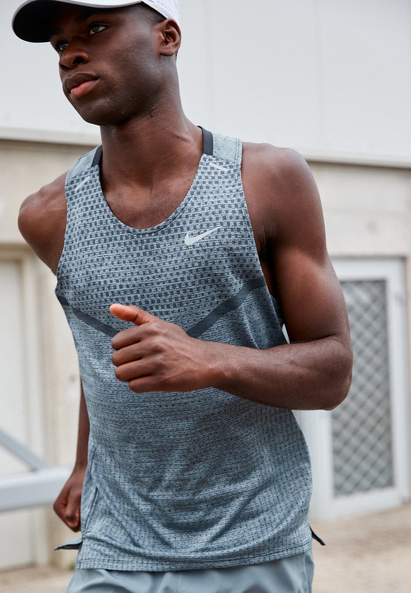 Nike Performance M NK DFADV TECHKNIT ULTRA TANK - Topp - black/smoke grey