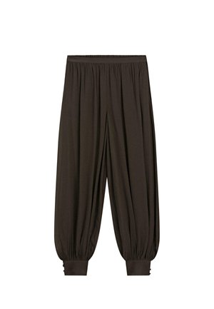 Pantalon large marron foncé avec taille élastique froncée et poignets ajustés avec détails de boutons.