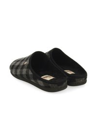 Zapatillas de cuadros en blanco y negro con una parte superior de tela suave y un interior esponjoso, que cuentan con una suela de goma resistente y una etiqueta de la marca en el interior.