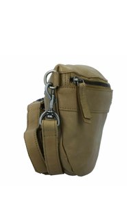 Borsa crossbody in pelle tan con scomparto principale con zip, tracolla regolabile e accessori in tonalità argento. Texture liscia, design compatto.