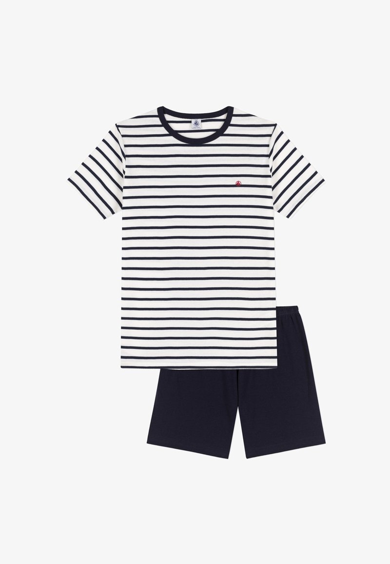 T-shirt blanc à manches courtes avec des rayures horizontales bleu marine et un col rond bleu marine, associé à un short bleu marine uni avec taille élastique.