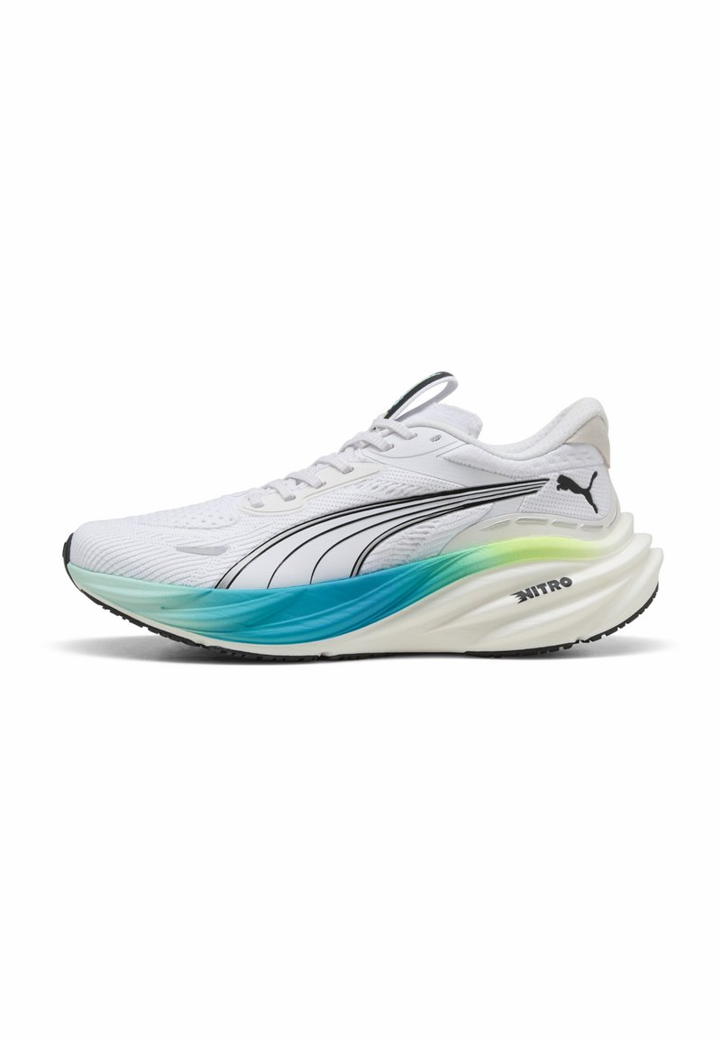 Scarpa da corsa bianca con tomaia testurizzata, dettagli neri e suola blu-verde sfumata. Presenta il distintivo logo Puma e un design leggero.