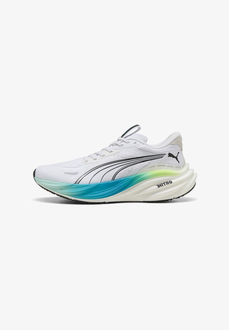 Scarpa da corsa bianca con tomaia testurizzata, dettagli neri e suola blu-verde sfumata. Presenta il distintivo logo Puma e un design leggero.
