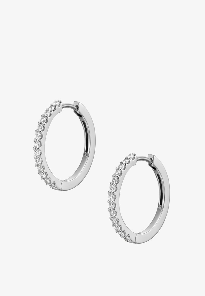 Silberne Creolen mit glatter Oberflächenbeschaffenheit, die entlang einer Kante eine Reihe von klaren, runden Kristallen für zusätzlichen Glanz aufweisen.