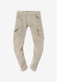 Beige cargobroek met een slanke pasvorm, gemaakt van textuurstof. Kenmerken zijn onder andere meerdere zakken en een ritssluiting zijzak.