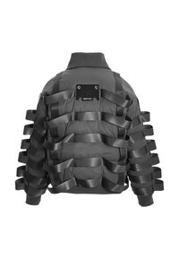 Chaqueta acolchada negra con un diseño texturizado que presenta tiras de tela horizontales y un cuello alto. Incluye un pequeño parche de la marca en la parte posterior.