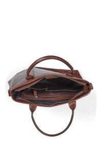 Braune Ledertasche mit zwei Griffen, einem offenen oberen Bereich, der ein dunkles Innenleben offenbart, mehreren Fächern und einem Reißverschlussbereich für sichere Aufbewahrung.