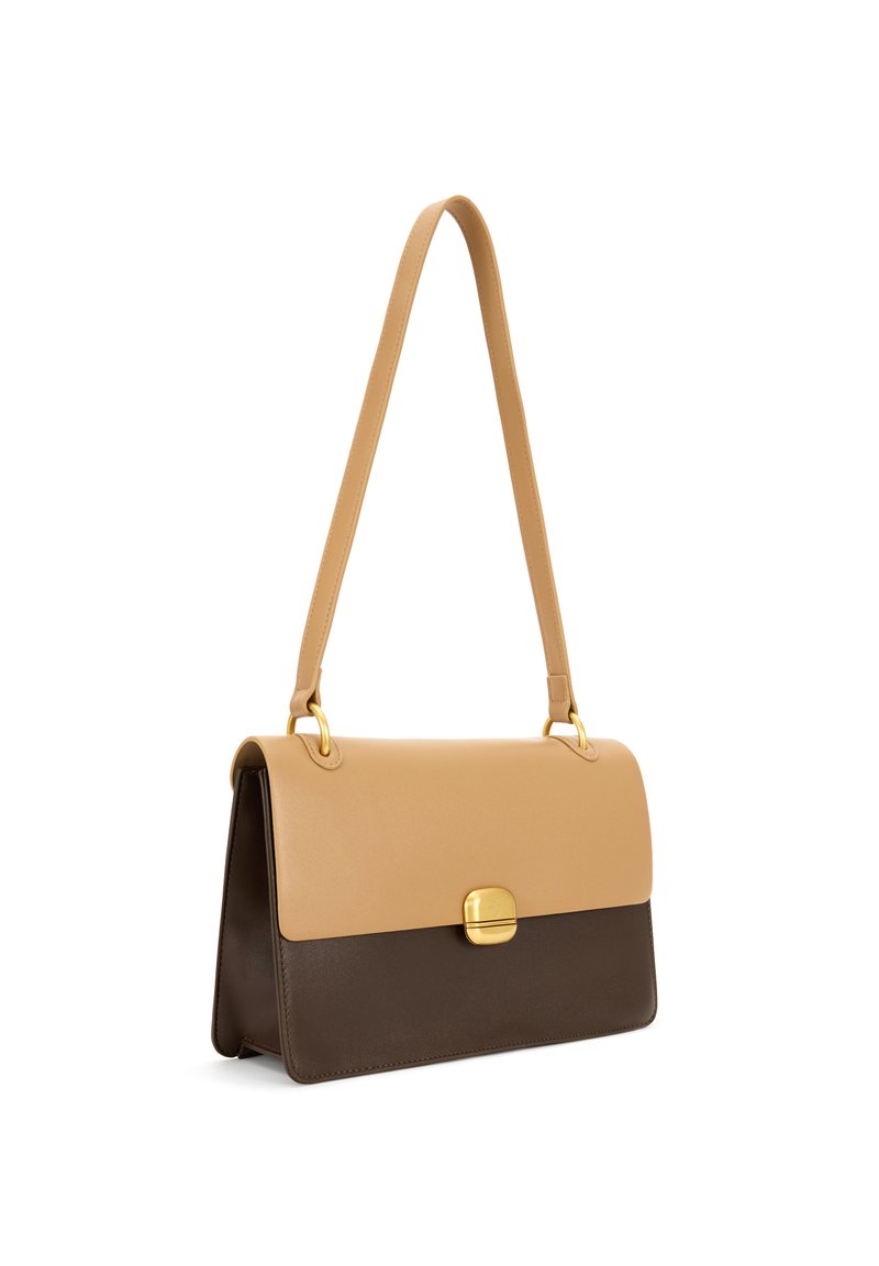 Borsa in pelle marrone e beige con un design strutturato, dotata di una chiusura dorata e di una tracolla removibile. Texture liscia, accenti minimi.
