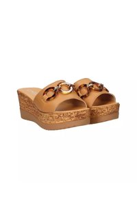 Sandali wedge beige con platform in sughero. Caratterizzati da fasce larghe e dettagli rotondi in tartaruga. Texture liscia con punta aperta.