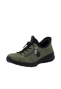 Scarpa in suede verde con accenti neri, chiusura con cerniera, suola testurizzata e dettaglio del logo rotondo, caratterizzata da un design basso per una facile vestibilità.