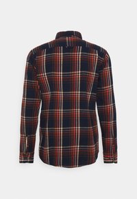 Koszula flanelowa na guziki z granatową bazą i kratką w kolorach czerwonym, pomarańczowym oraz białym. Długie rękawy, kołnierzyk i szew na plecach.