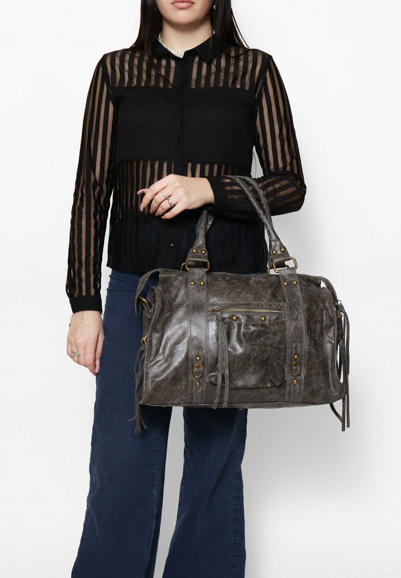 Borsa a tracolla in pelle grigia con finitura testurizzata, manici superiori, accessori decorativi e una tasca anteriore con zip. Include lunghi dettagli a frange.