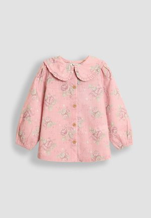 Roze blouse met lange mouwen en een rimpelkol, bloemenpatroon in lichte en donkere tinten, en houten knopen aan de voorkant.