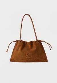 Sac à main en daim brun avec une texture douce, doté d'une fermeture à cordon, de deux bretelles en cuir et d'un détail de logo embossé.