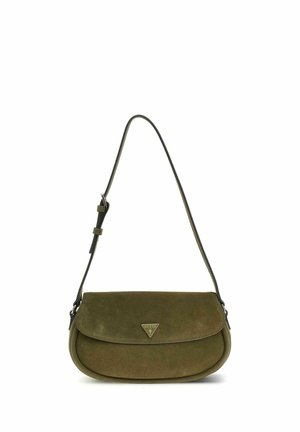 Sac d'épaule en daim vert olive avec une sangle réglable et un logo triangulaire en métal Guess sur le rabat avant.