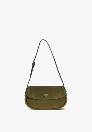 Sac d'épaule en daim vert olive avec une sangle réglable et un logo triangulaire en métal Guess sur le rabat avant.