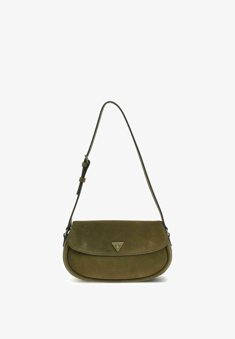 Sac d'épaule en daim vert olive avec une sangle réglable et un logo triangulaire en métal Guess sur le rabat avant.