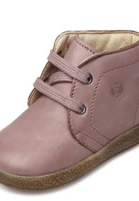 Botas de tobillo de cuero rosa con una textura suave, punta redonda, cordones y un detalle del logo en el lateral. Suela de goma con un patrón salpicado.