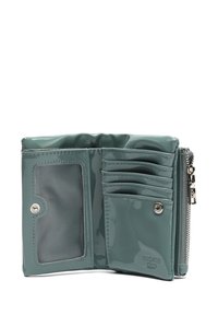 Portafoglio in pelle verniciata verde con chiusura a zip, multiple fessure per carte, una finestra per ID e un dettaglio del logo brandizzato visibile sulla superficie.