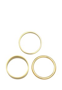 Tre anelli d'oro di spessore diverso, caratterizzati da superfici lisce e una finitura lucida. Un anello presenta una leggera apertura.