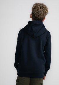 Marineblauwe hoodie met een trekkoordkap, lange mouwen en een relaxte pasvorm. Glad stof zonder zichtbare patronen of logo's.