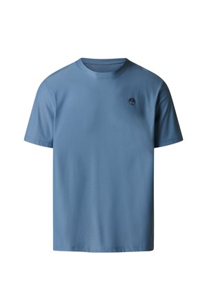 Camiseta azul de manga corta con cuello redondo, tela texturizada y pequeño logo negro redondo en el pecho izquierdo.