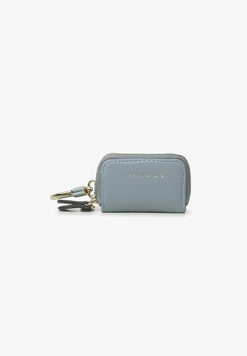 Portachiavi wallet in pelle azzurro chiaro con incisioni dorate, chiusura con zip, angoli arrotondati e attacco per portachiavi dorato.