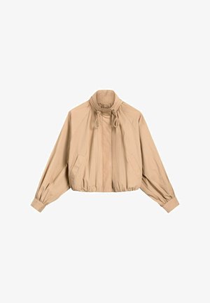 Beżowa krótka kurtka z wysokim kołnierzem, sznurkami do ściągania, elastycznym dołem, długimi bufiastymi rękawami i kieszeniami z przodu z rozcięciami.