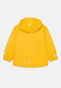 Casaco amarelo impermeável com capuz, punhos elásticos e detalhes refletivos. Textura suave com um design simples, sem padrões visíveis.