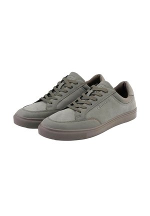Paire de baskets basses grises décontractées avec lacets et semelles en caoutchouc, montrée sous un angle avant latéral sur fond blanc.